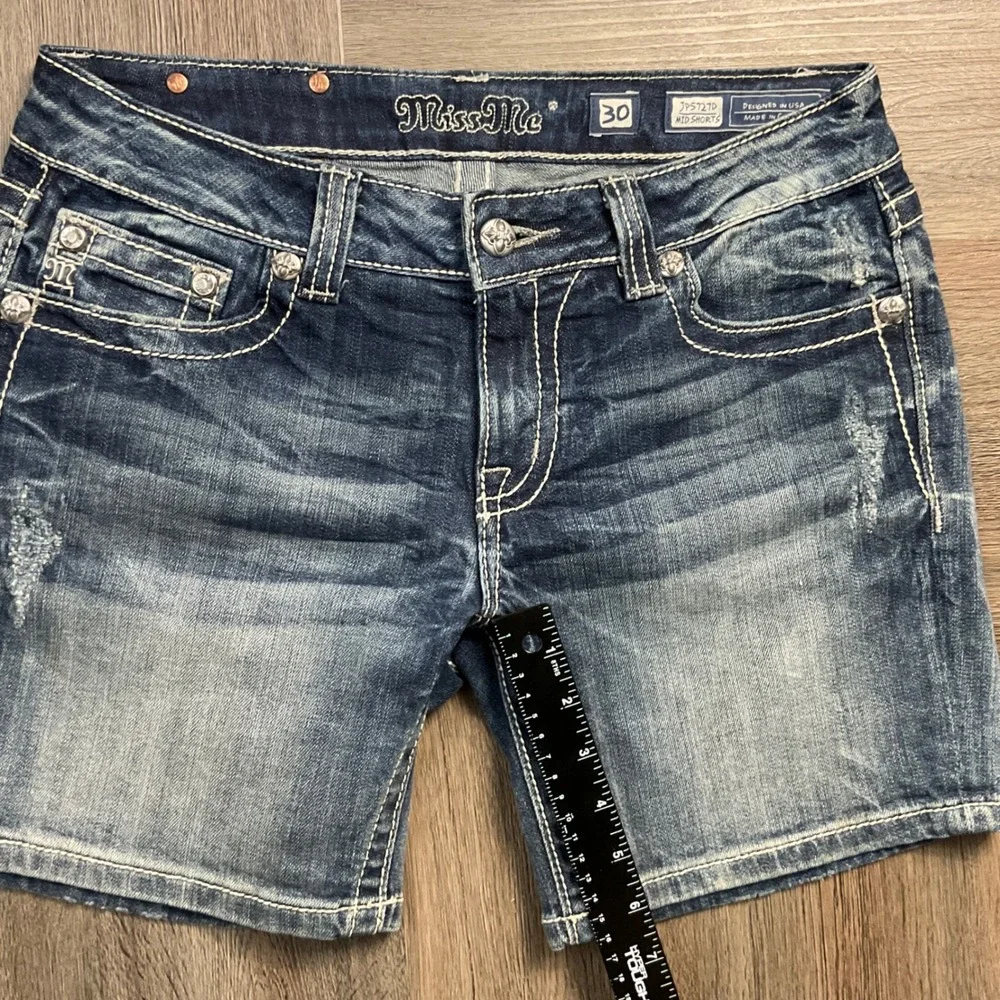 Y2K Miss Me Denim Embroidered Peace Cross JP5727D Mid Shorts Womens 30 Blue Boho